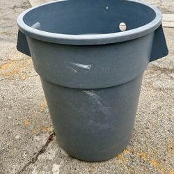 Brute 55 gal Trash Can