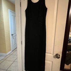 Black beats dress size 12 do not stretch, can be use for prom school dance
