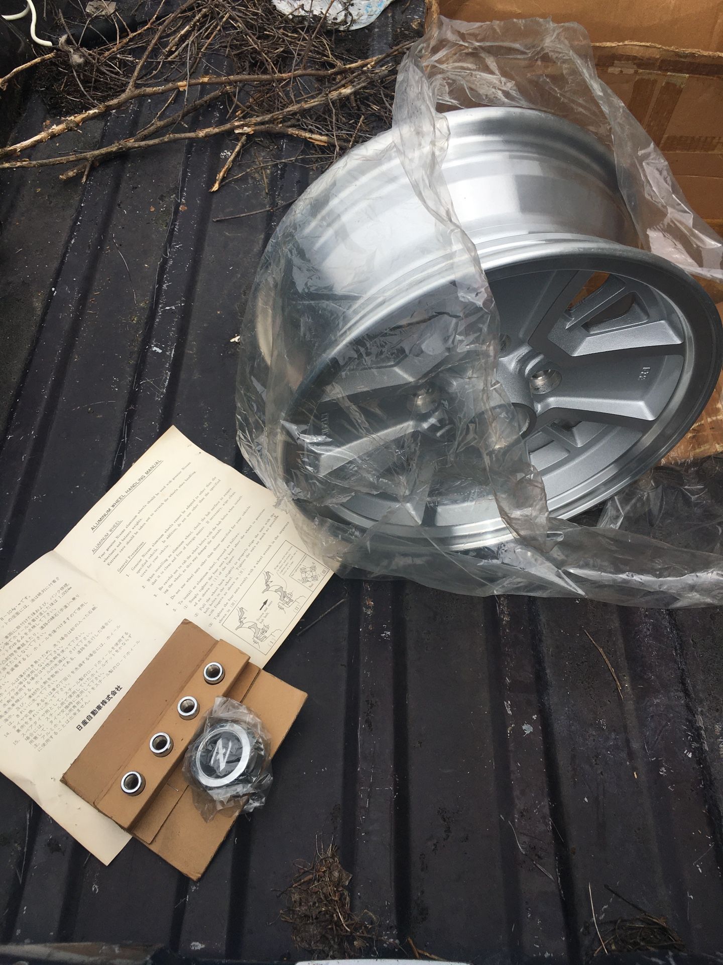 BRAND NEW 1-FACTORY NISSAN DATSUN 280-ZX 4-SPOKE ALUMINUM RIM WITH FACTORY LUG NUTS AND CENTER CAP 1979/1983-$100.00