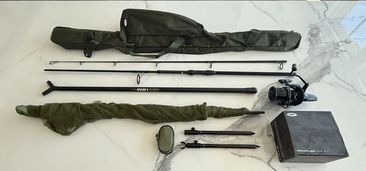 NEW Bank shore FISHING (CARP or Catfish) gear! 10’ Two Piece Rod, Big Pit Reel, Foldable Net, Bite Alarm, Rod Holders, Carry All Bag