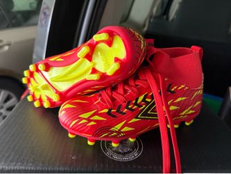 Youth soccer cleats