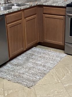 Medium Size Rug. Like New!