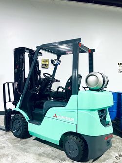 Mitsubishi 5000lb Capacity Forklift. Triple Mast & Side Shift. LPG. Only 6000 hours. Perfect shape. 6 Months Full Service Warranty