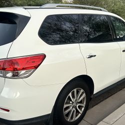 Clean Title Nissan Pathfinder 