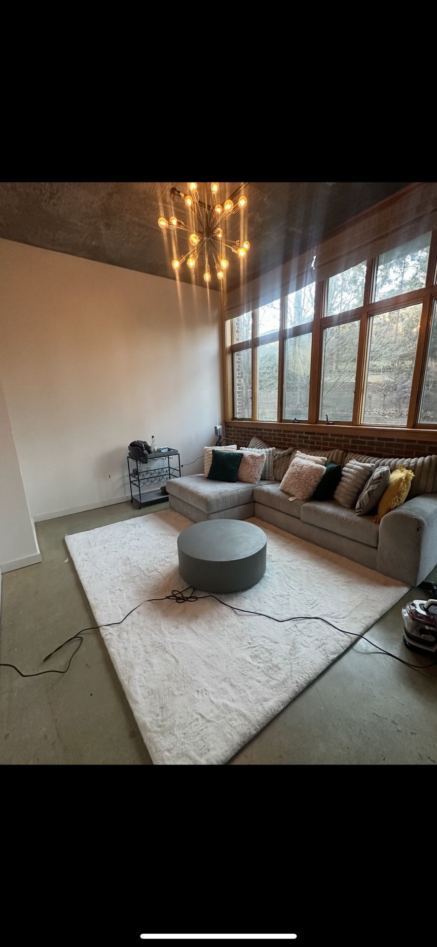 🛋️ Gray Sectional Sofa – Modern & Comfy – $550 OBO