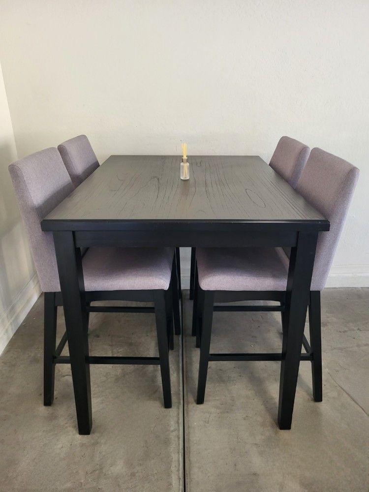 Table & 4 Chairs - Excellent Condition