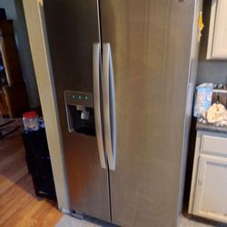 Refrigerator. Kenmore. 25.5 Cubic Gallons