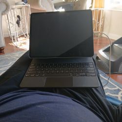 UNLOCKED IPAD PRO 12.9 5TH GEN 512GB WIFI & CELLULAR. GREAT.CONDITIO 