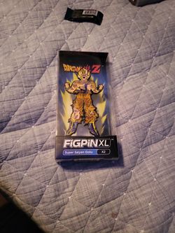 FigpinXL Super Saiyan Goku 