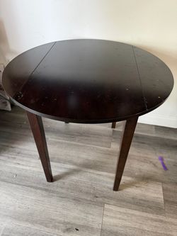 Foldable round table