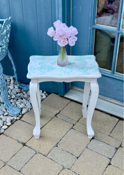 SUPER CUTE SMALL SHABBY CHIC SIDE TABLE