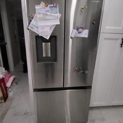 Samsung  Fridge  2 Dors   Ice Maker  Like New Just Updated  
