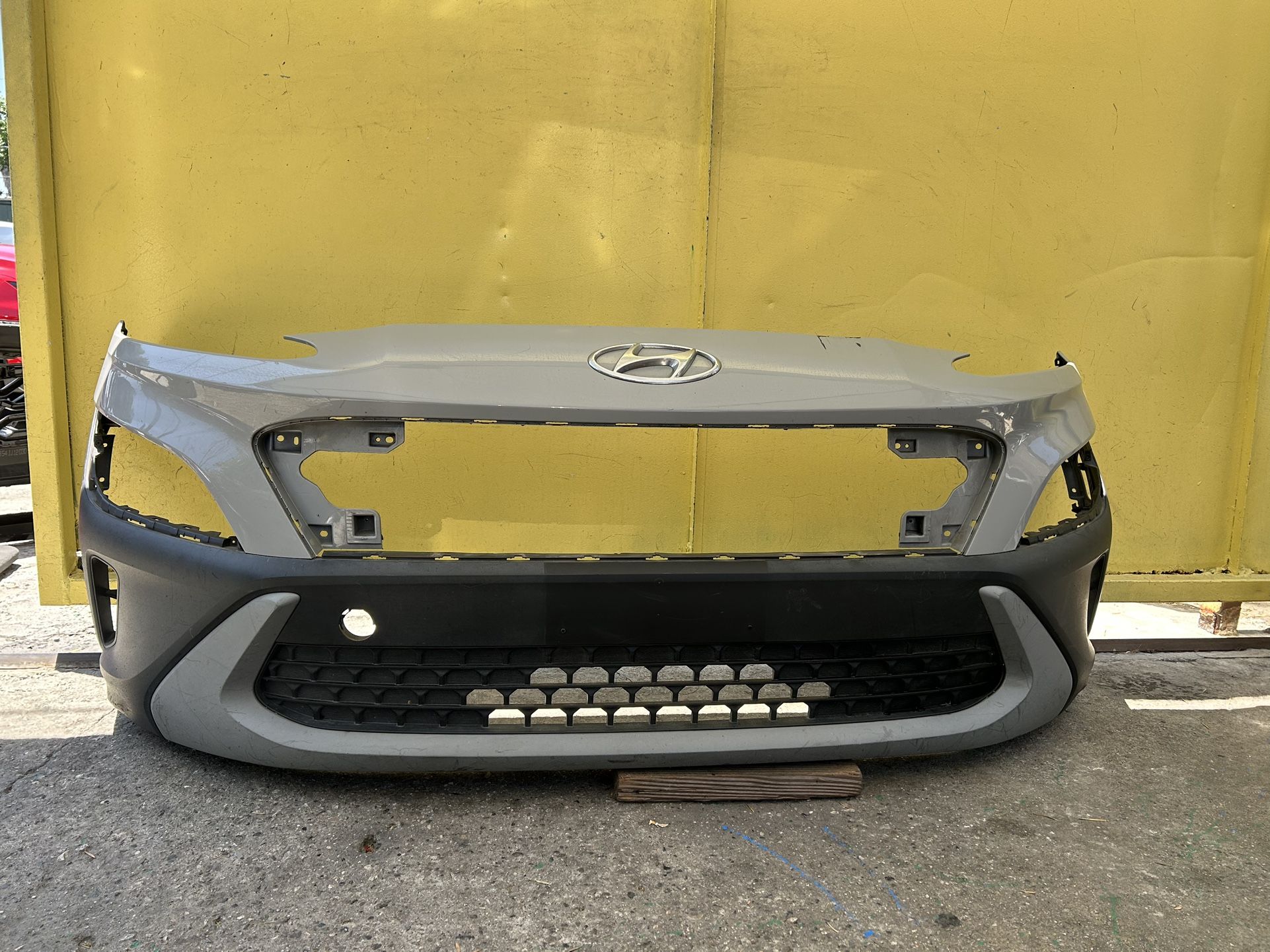 2022-2023 HYUNDAI KONA FRONT BUMPER OEM