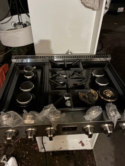 Commercial gas stove with doubles on burners & knobs