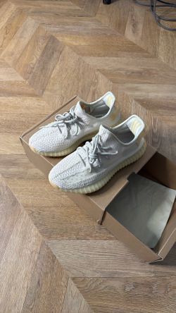 New YEEZY Sneakers Size 39.5 Female 