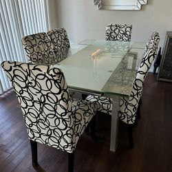 Glass Expandable Dining Table Set – Excellent Condition!