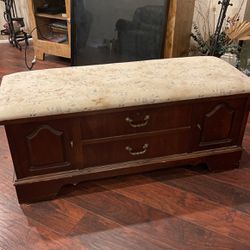 Lane Cedar Hope Chest Old   Just Needs Material Cleaned Or Redone 
