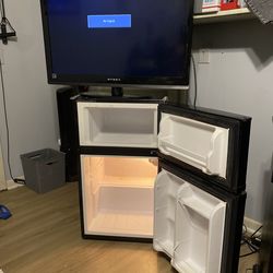 ‼️MOVING SALE‼️Dynex TV & GE Double-Door Mini Fridge: Dorm/Office Bundle Deal
