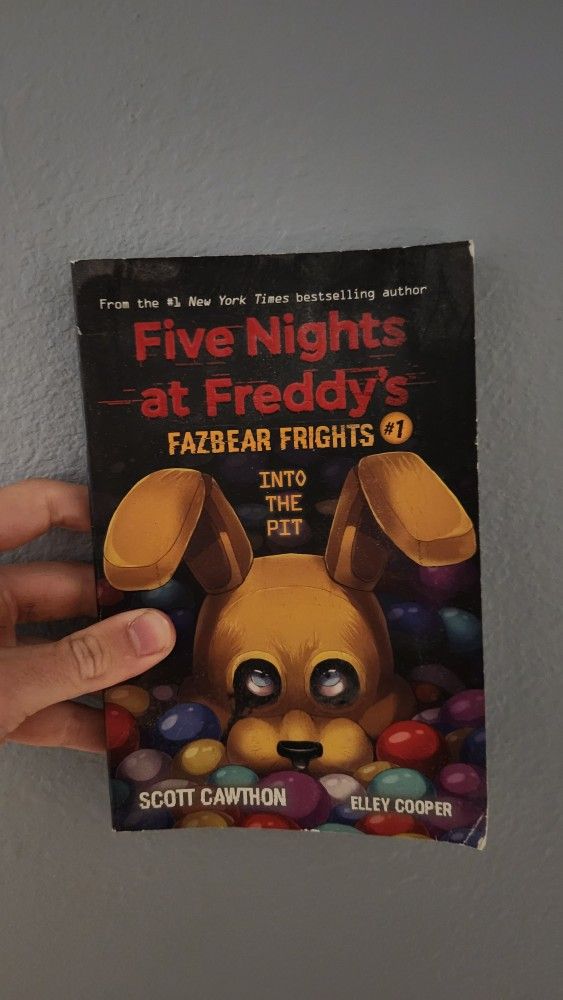 Five Nights at Freddy's: Fazbear Frights #1