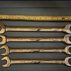 Snap-on Tools 4 pc SAE Flank DriveR Plus Non-Reversible Ratcheting Combination Wrench Set (13/16-1")