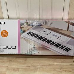 Brand New Yamaha 61 Key Portable Keyboard EZ300 Lighted Keys