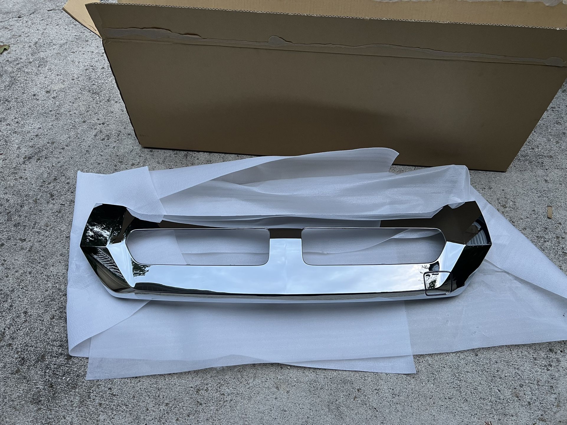 BRAND NEW Front Bumper Chrome Lower Valance for 2012-2015 Mercedes ML350
