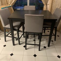 Table With 4 Chairs 