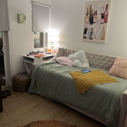 Light Gray / Beige Twin Trundle Daybed