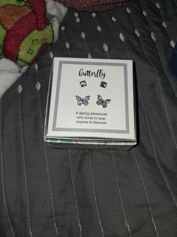 2 Pairs Of Earing