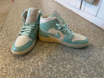 Air Jordan 1 Mid GS Mint Aqua White Size 5.5Y  Excellent condition Air Jordan 1 Mid sneakers. Youth size 5.5Y