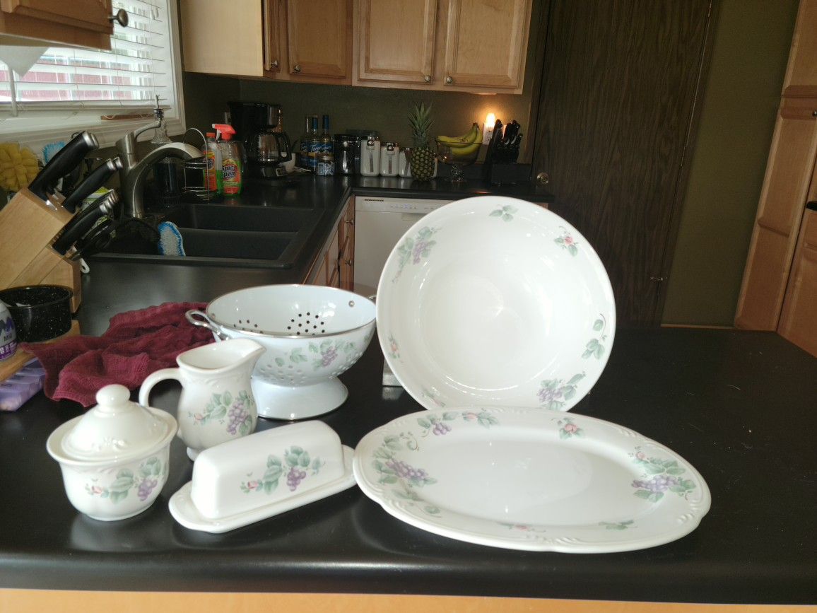 Dish Set Phalscraft Grape  Vine 