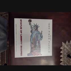 1000pc Statue of Liberty Shaped Puzzle, Has Image Of Twin Towers