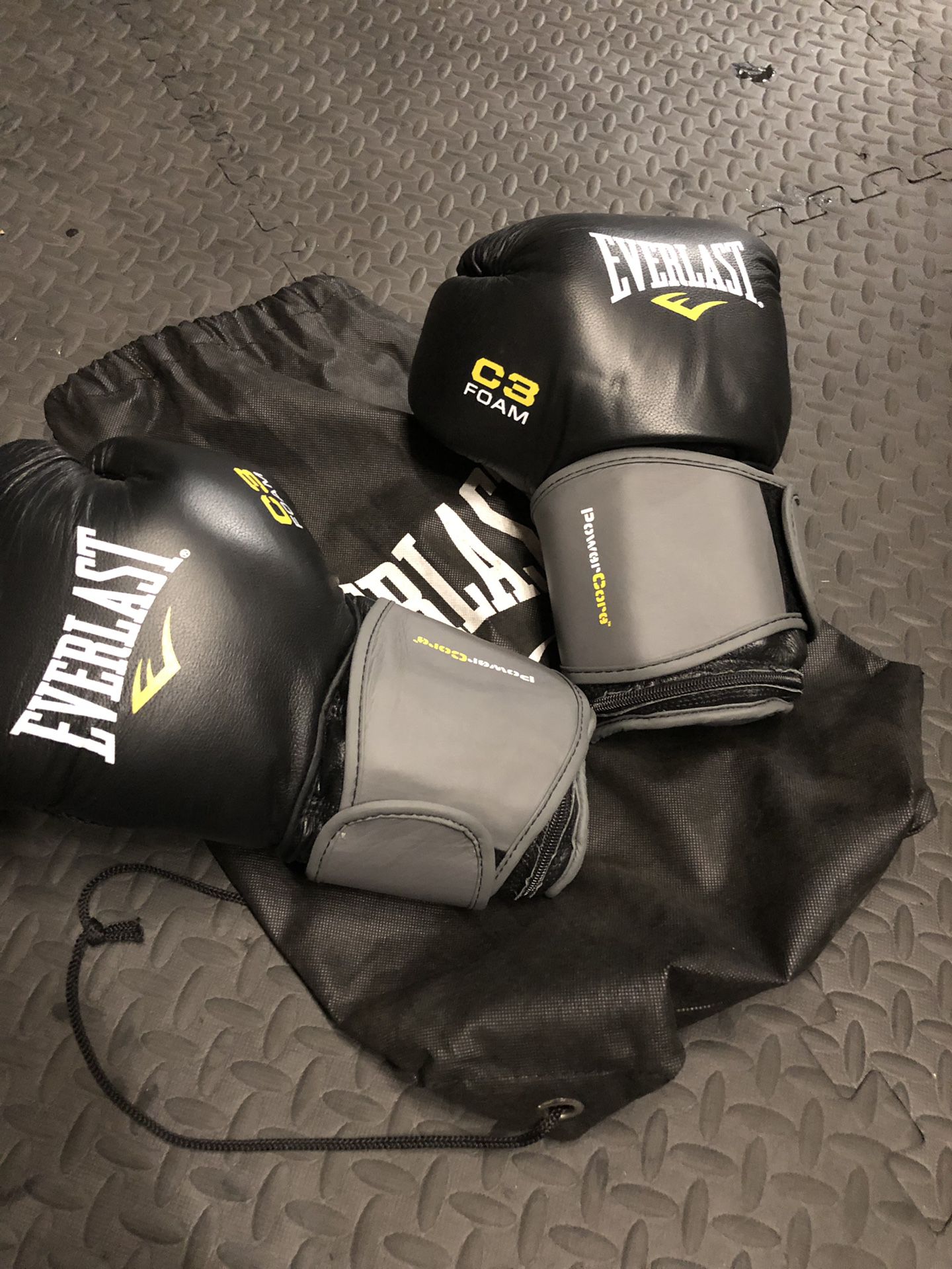 Everlast 3lb heavy bag gloves