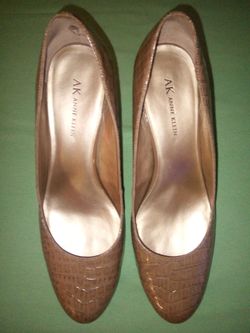 Anne Klein taupe size 10 heel