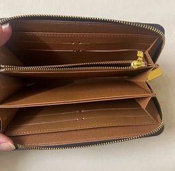 Brand new woman’s brown wallet details in the photo gallery pickup Gaithersburg md20877