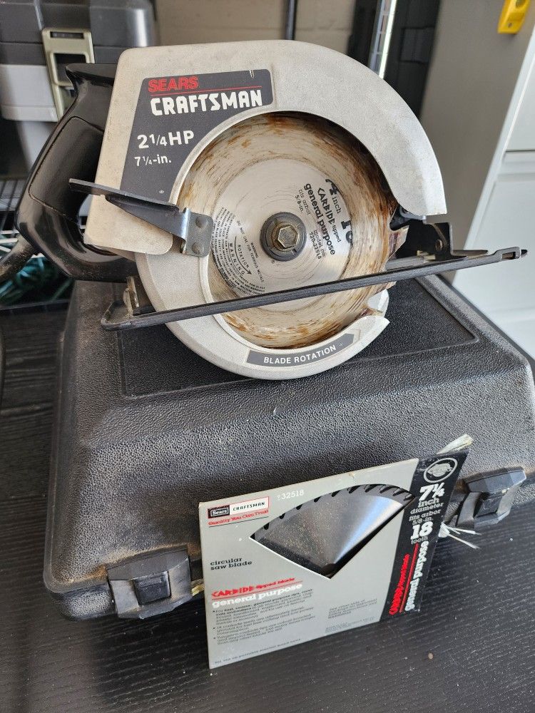 Craftsman Circular Saw With Spare Blade and Case