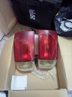 Pair of Red Tail Lights. Fits 99 to 2001 Chevy Blazer S10