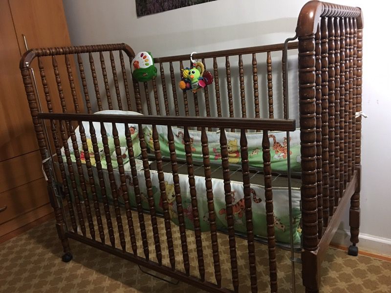 Adjustable height portable baby crib