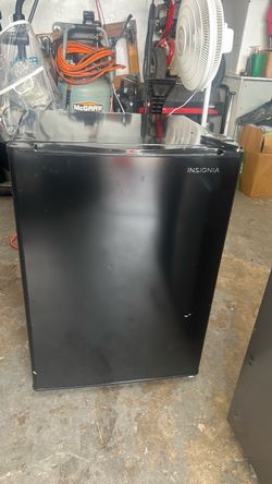 Insignia 2.6 Cu. Ft. Mini Fridge – Black