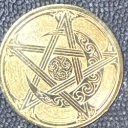 #107 Brass Pentacle Talisman Coin in Capsule – Mystic / Wicca / Occult Symbol – 1.42g