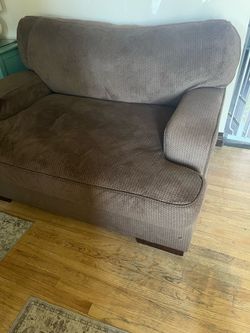 Free pick up today Brown couch need gone buying a new one first come ❤️