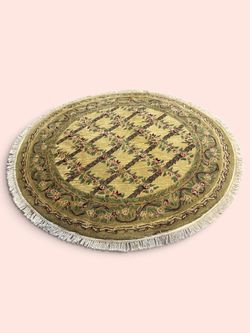 5'7" Round Hand-Tufted Green Floral Rug