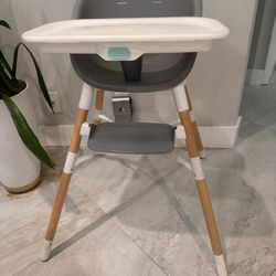 Modern Baby High Chair – Wooden Legs – Removable Tray – Excellent Condition