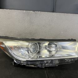 2017-2018-2019 TOYOTA HIGHLANDER RIGHT HEADLIGHT HALOGEN OEM USED