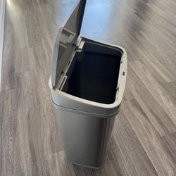 Clean LUXURY Touchless Trash Can