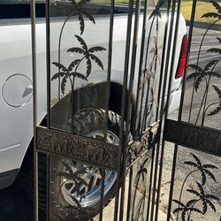 Metal partition with elephants and palm trees, solid