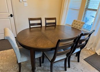Oval Dining Table set for 6 in Great condition