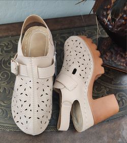 ✅️ Beige Block Heel Closed Toe Sandals• Lightweight• Size 7• New Condition• $20firm