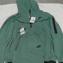 Nike Tech Men's Sweat Suit Size XL and Large  Green
