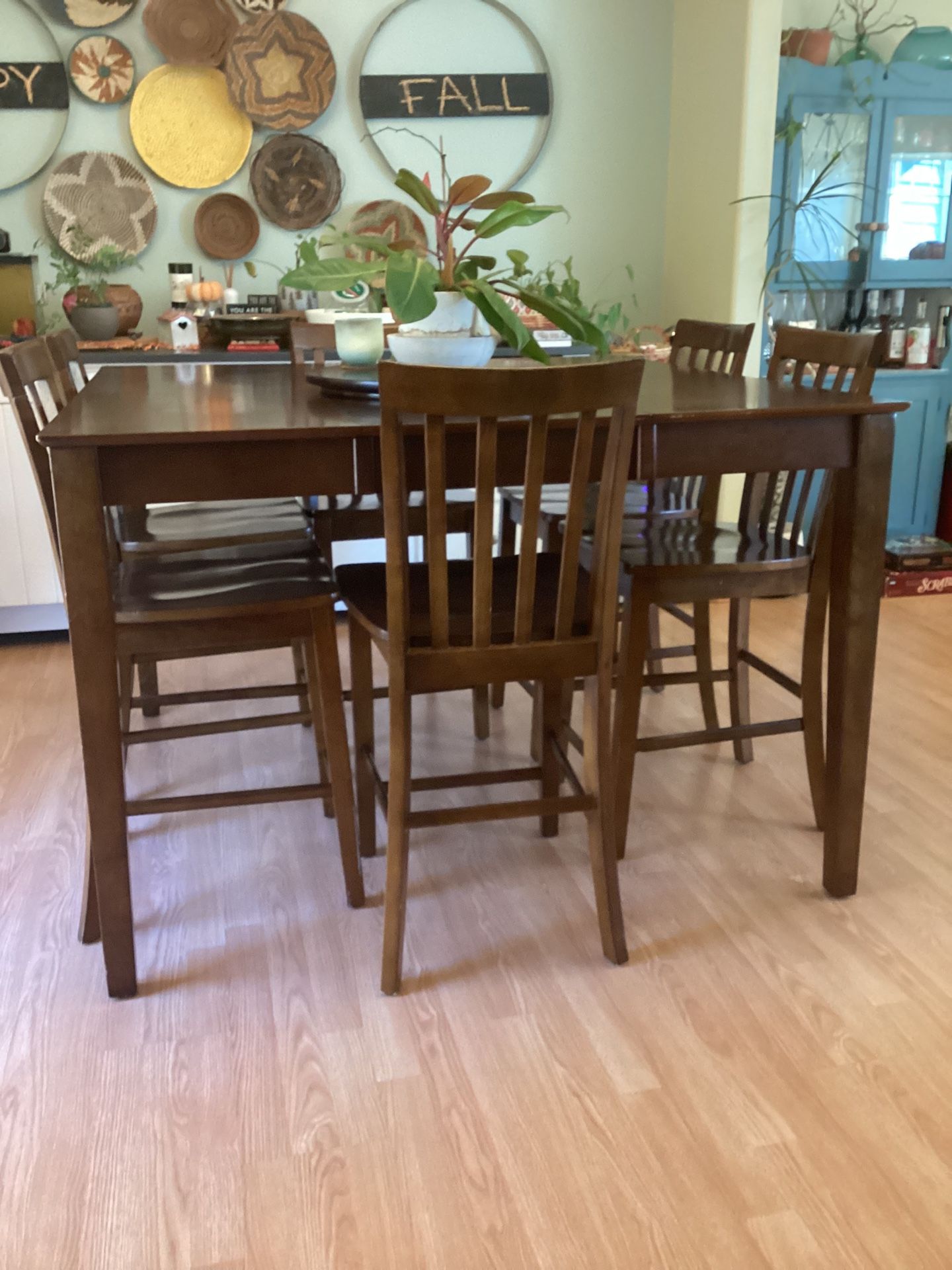 Dining Room Table & Chairs